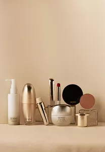 Gamme de produits de soin SENSAI conçus pour limiter l'impact sur l'environnement sur une surface beige sur fond neutre